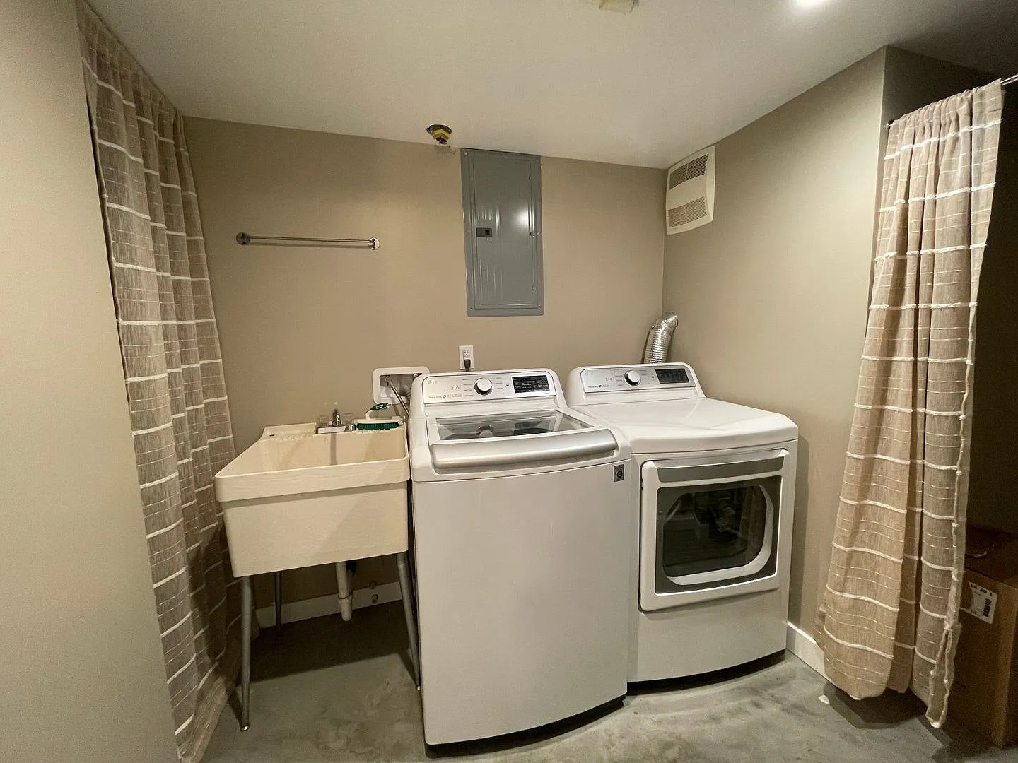 4 Bedroom 2 Bathroom Home for Rent — Photo 3