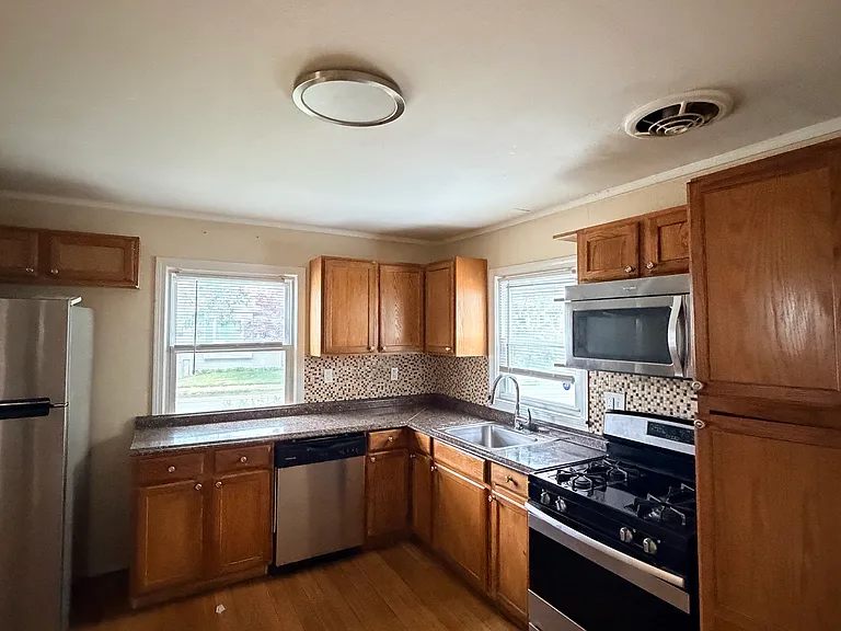 18 Townsend Ave — Photo 4
