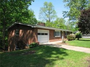 320 Margaret Dr, Nitro, WV 25143