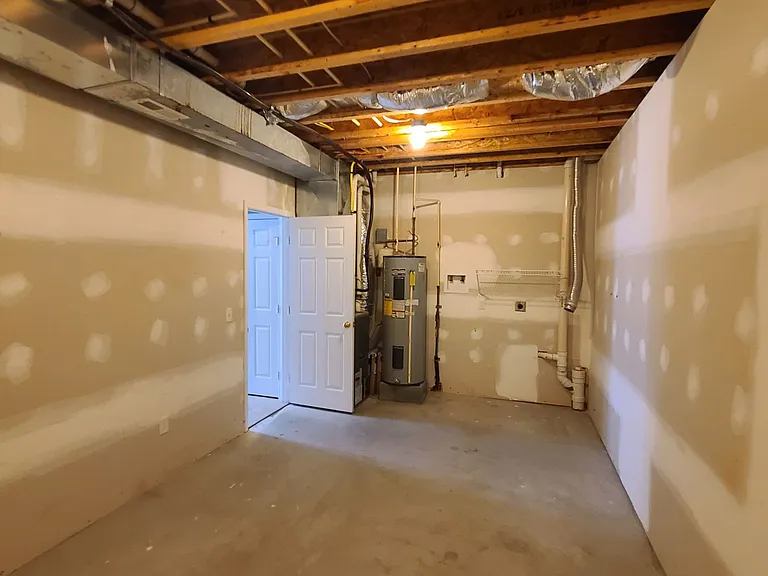 230 Crown Ct — Photo 49