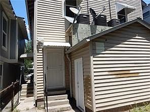 4th image of 4532 Banks St #B