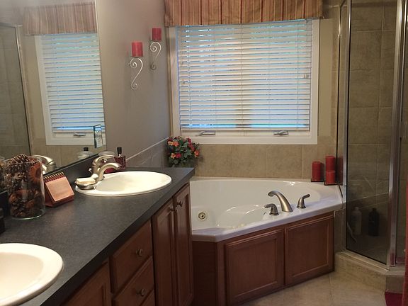 3rd image of 5900 Sugartree Dr NE
