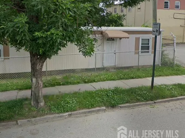 41 Oak St, Lodi, NJ 07644