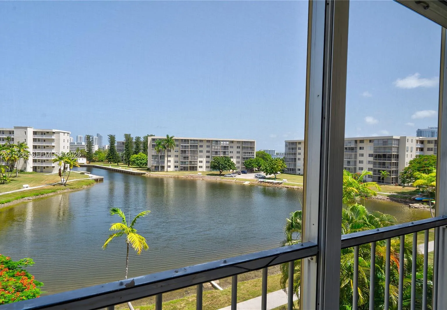 Point East Sec Ii Condo — Photo 1
