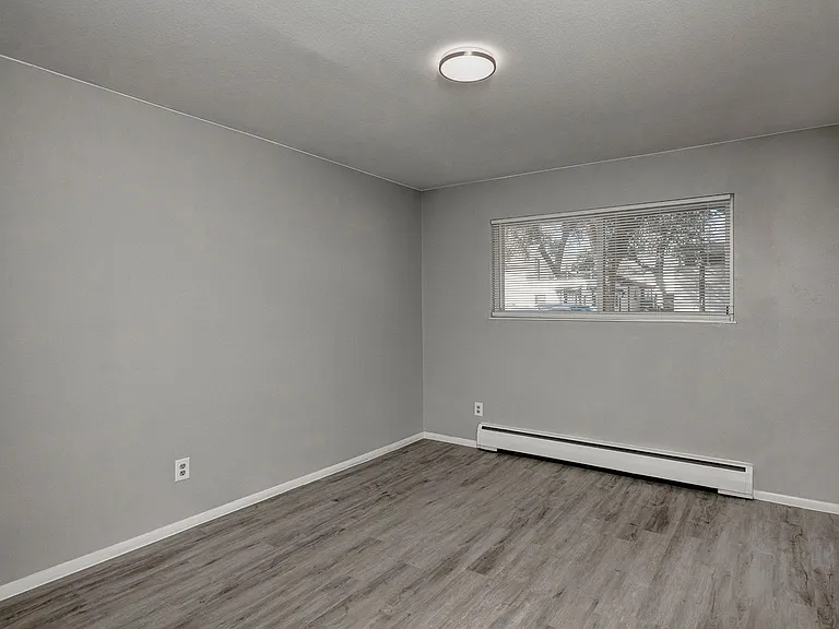1415 S Corona Ave. — Photo 33