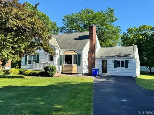 930 Escarpment Dr, Lewiston, NY 14092