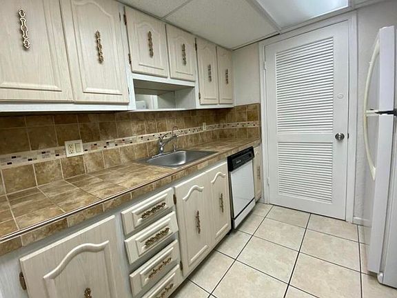 4th image of 301 Croton Avenue #407