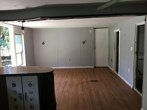 3rd image of 209 W 4th St