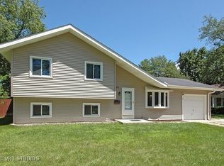 90 Sherbon Ln, Crystal Lake, IL 60014