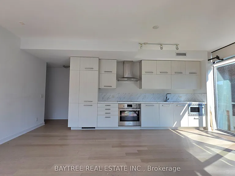 15 Beverley St #608 — Photo 2