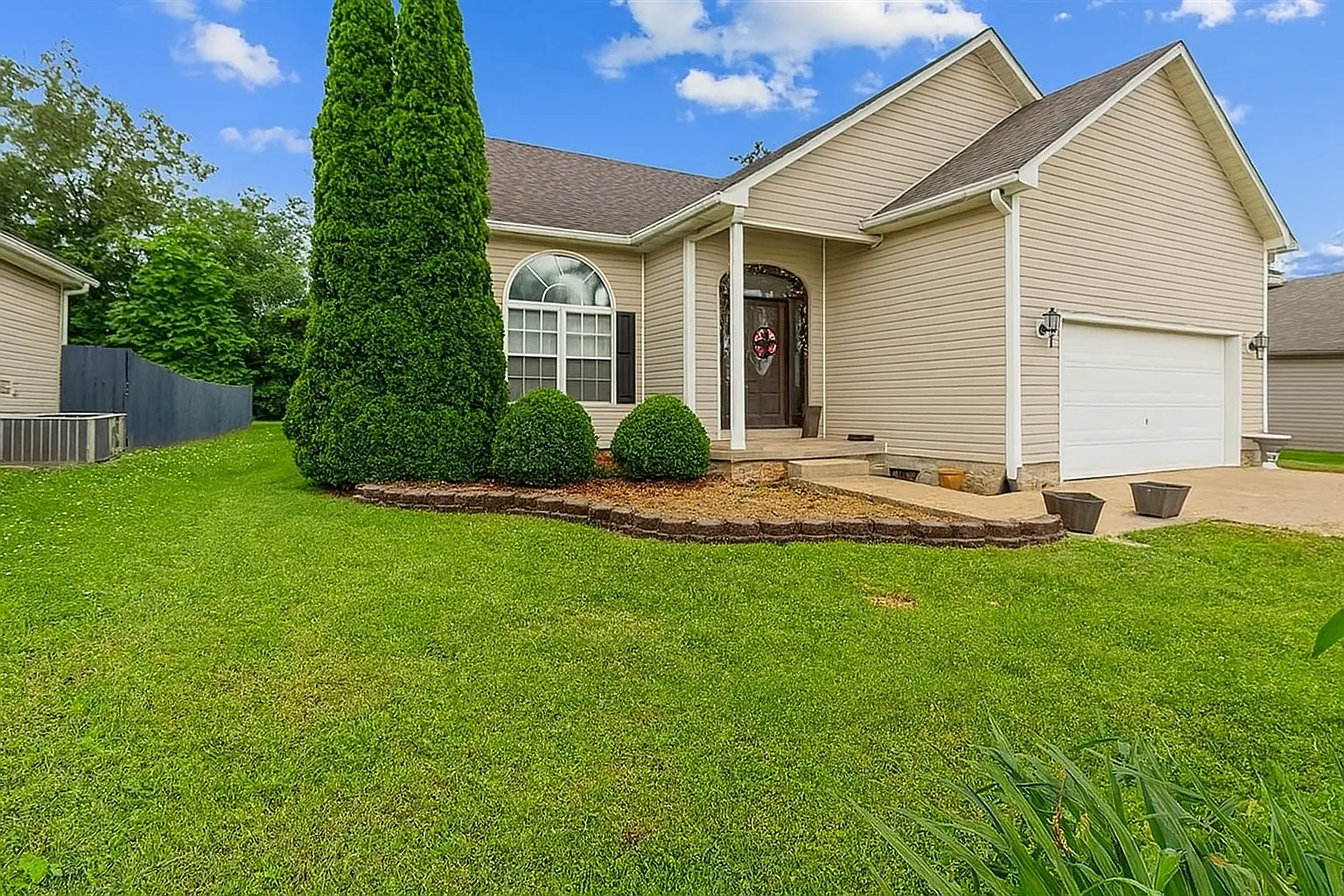 3 bed, 2.5 bath, 1650 sqft, $1,825 — Photo 1