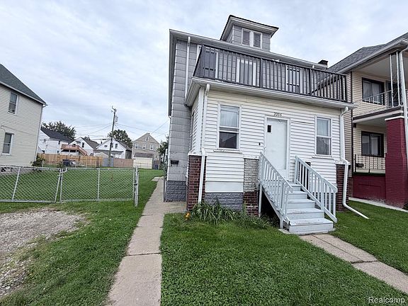 4th image of 2094 Trowbridge St