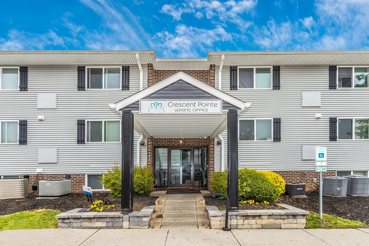 Building Photo - Crescent Pointe