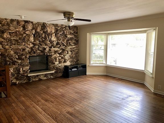 4th image of 327 Garfield Ave