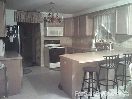 4th image of 208 Swezey Ln
