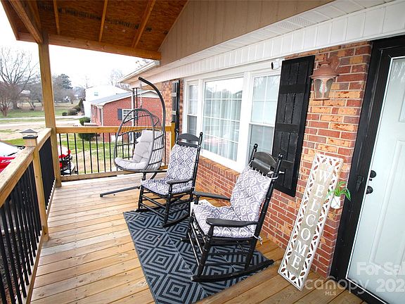 3rd image of 607 Castlewood Dr
