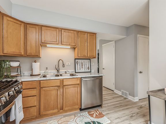 4th image of 610 S Milwaukee Ave APT E
