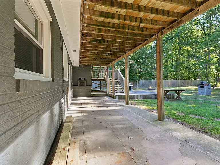 112 Leslie Dr — Photo 49