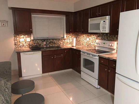 5th image of 704 Cobblestone Cir APT B