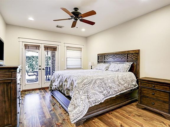 Grand master bedroom room with access to the backyard.
