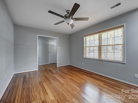 4th image of 202 King Henry Ln
