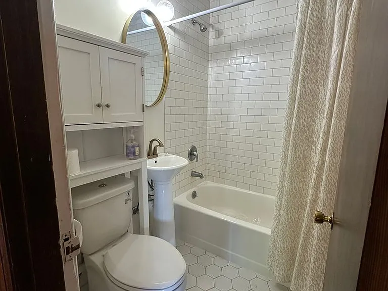 5234 University Way NE — Photo 23