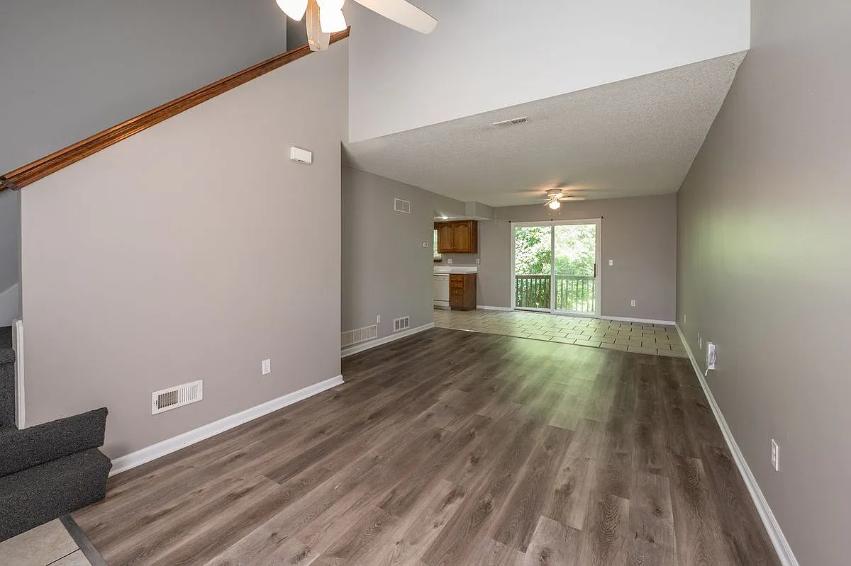 3 bed, 1.5 bath, 1300 sqft, $1,800 — Photo 2