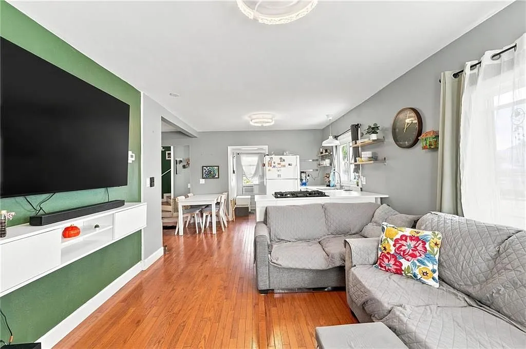 2 bed, 1.0 bath, 858 sqft, $2,200 — Photo 3