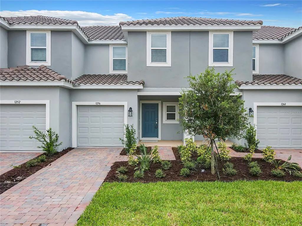 3 bed, 2.5 bath, 1365 sqft, $2,050 — Photo 1