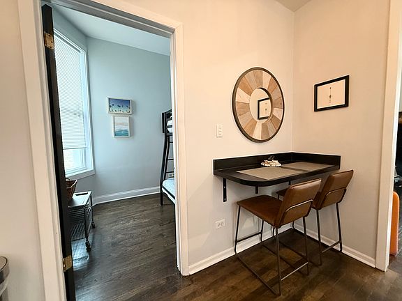 4th image of 2121 W Superior St #2-R