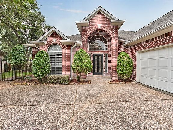 2nd image of 16 Kelliwood Courts Cir