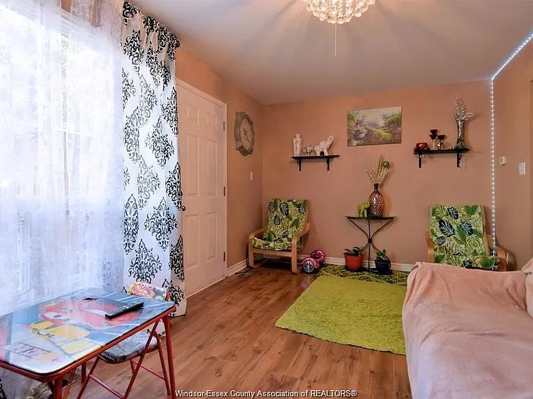 5468 Lassaline Ave — Photo 12