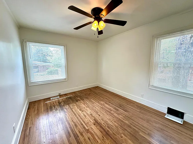 1003 Robinhood Ln — Photo 11