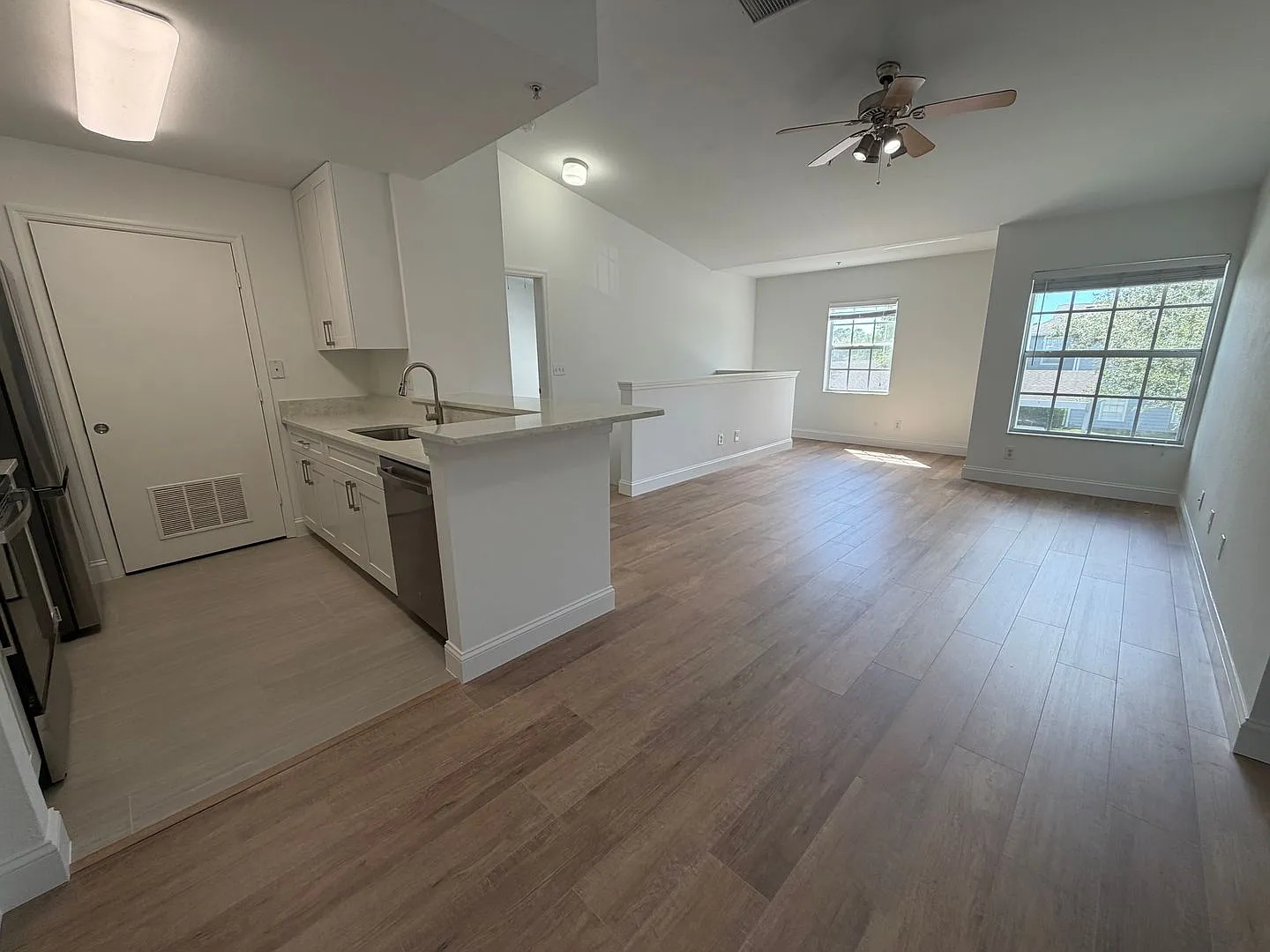 Annual Rental - Vanderbilt Place-Camden Cove 2 Bed / 2 Bath — Photo 4
