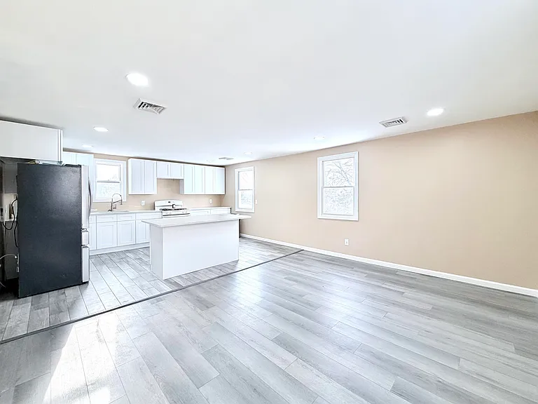 1572 Summit Ave #2 — Photo 7