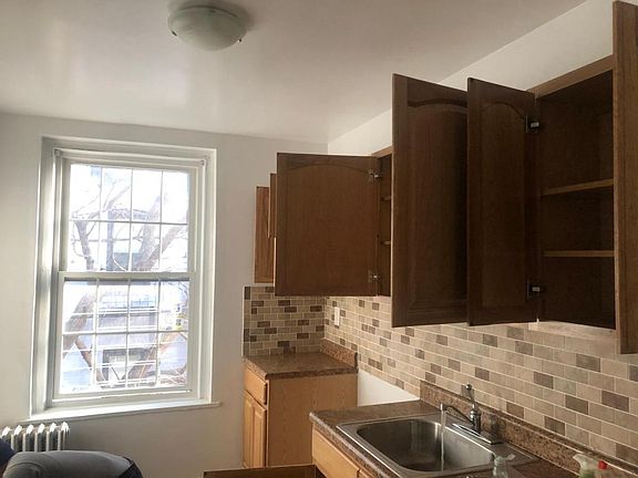 3rd image of 665 E 234th St