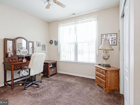 4th image of 425 Periwinkle Dr