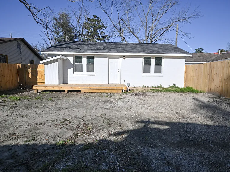 460 Bay St — Photo 17