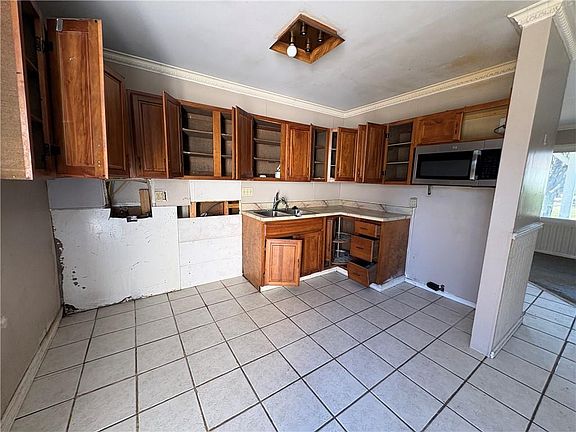3rd image of 2305 Castle Ln