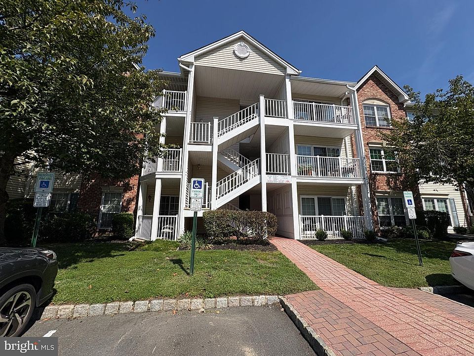 1st image of 32 Versailles Ct