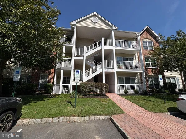 32 Versailles Ct, Hamilton, NJ 08619