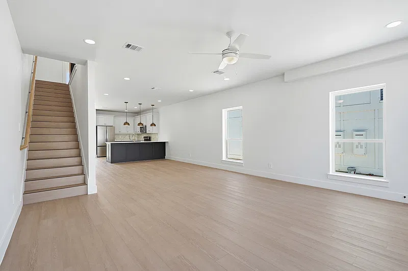 5 bed, 5.0 bath, 2500 sqft, $6,750 — Photo 2