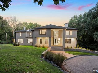 1 Lambs Ln, Cresskill, NJ 07626