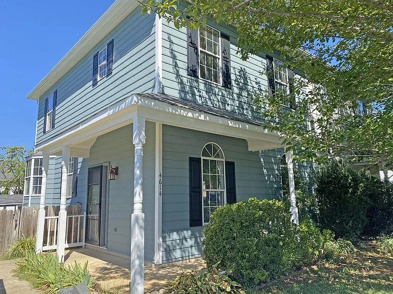 Beautiful Townhouse with Energy Efficient Windows, Central Heat and Air (Heat Pump), Covered Front Porch. 1 Mile to NGIC, 3 Miles to Towncenter Shopping, 3 Miles to Airport, 10 Miles to Downtown Charlottesville.