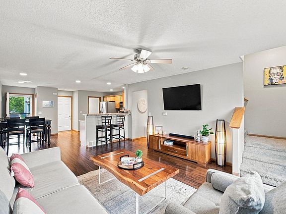 2nd image of 1327 Creekside Ct