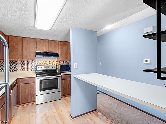 5th image of 621 Center Ave