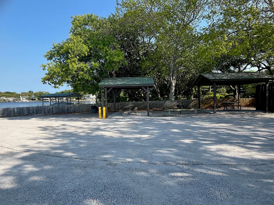Waterfront park in Shalimar