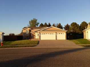 2807 Berkshire Dr, Bismarck, ND 58503