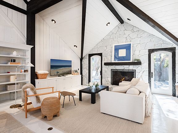 4th image of 51 Buell Ln