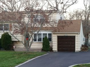 27 Schoolhouse Rd, East Islip, NY 11730